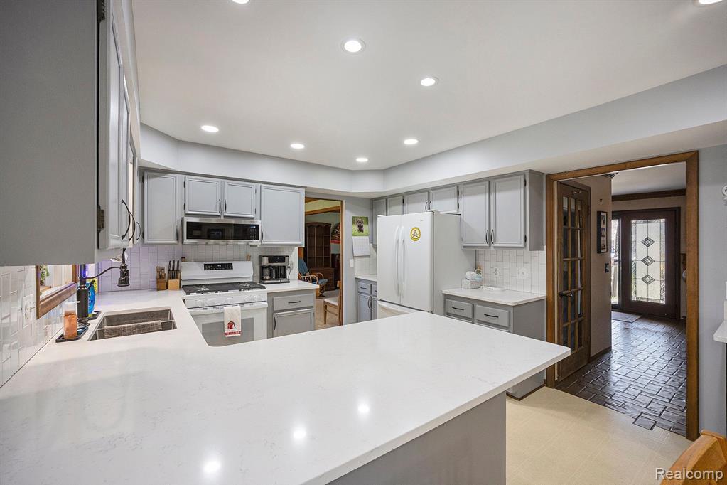779 MEDINAH Drive, Rochester Hills, MI 48309 — Photo 15