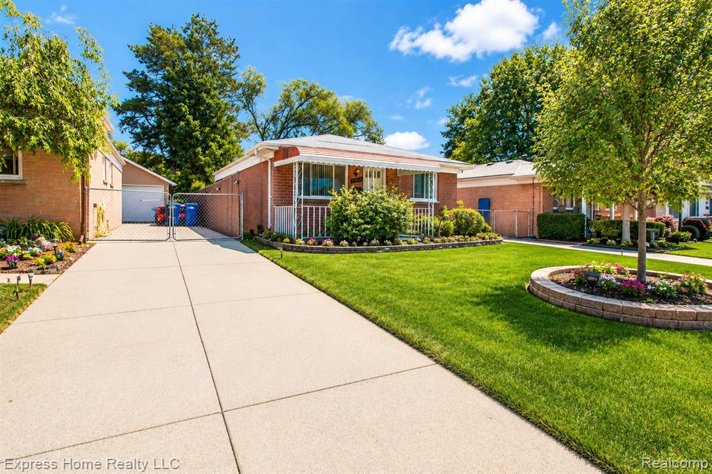27374 Townsend Avenue, Warren, MI 48092