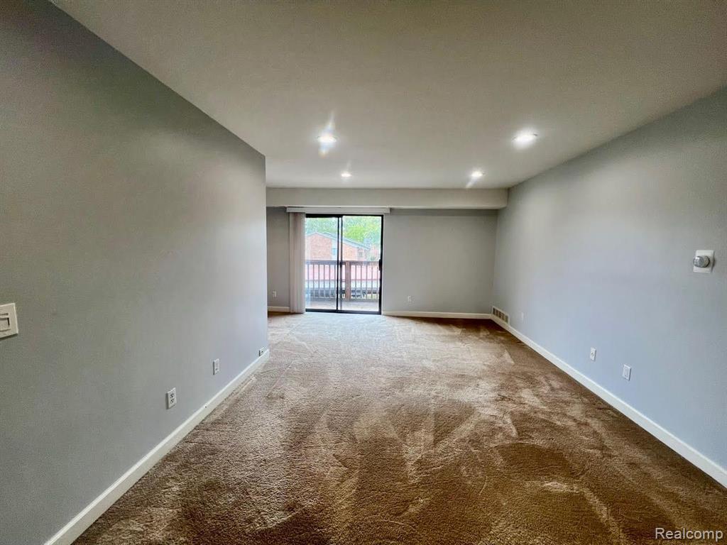 30060 W 12 MILE Road, 94, Farmington Hills, MI 48334 — Photo 5