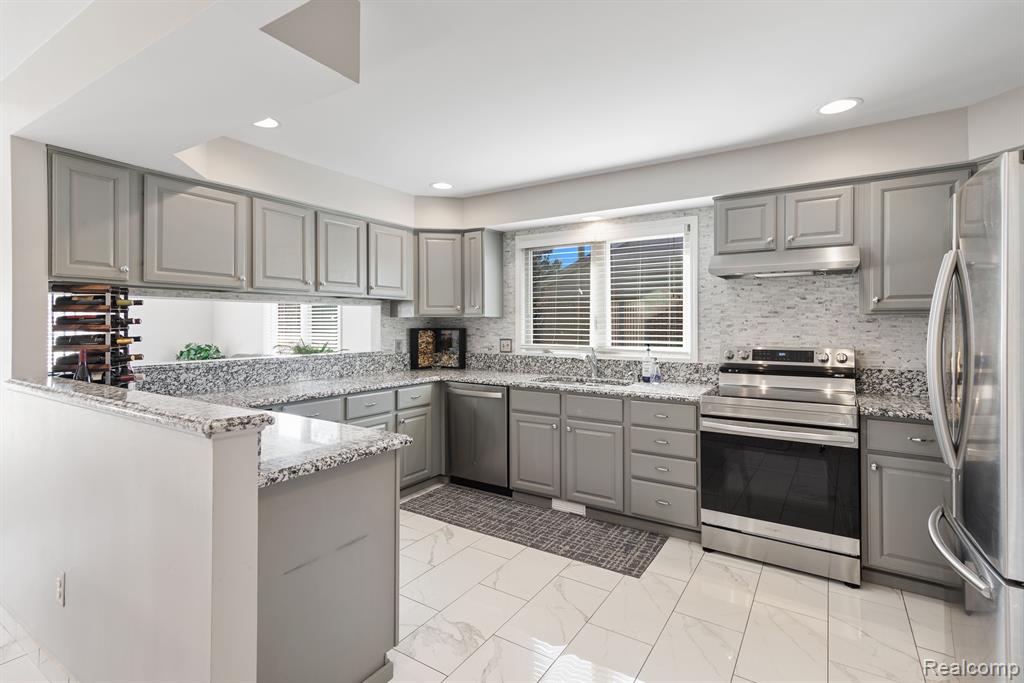 45800 MEADOWS Circle W, Macomb, MI 48044 — Photo 8