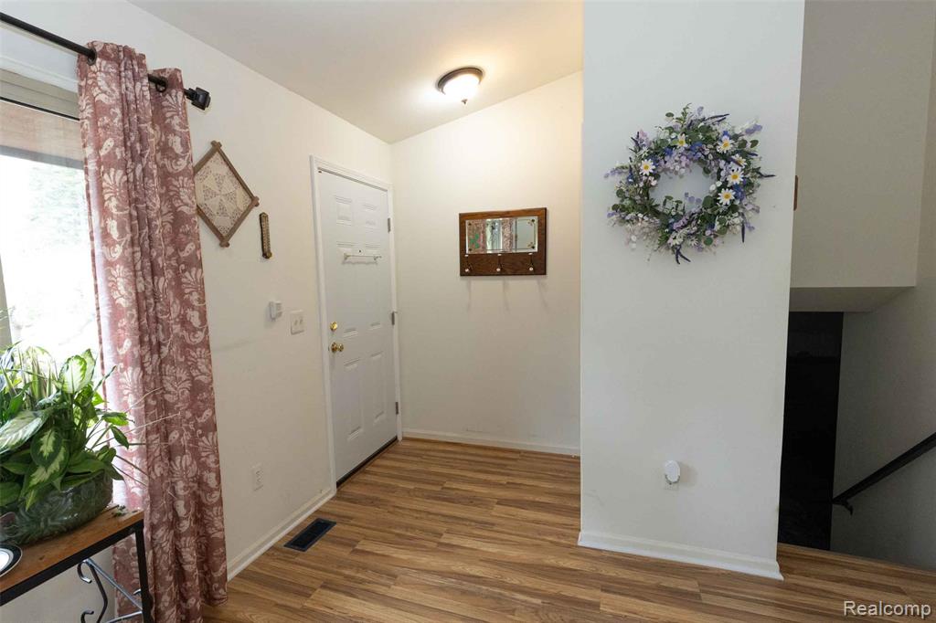 5685 S Aylesbury Drive, Waterford, MI 48327 — Photo 12