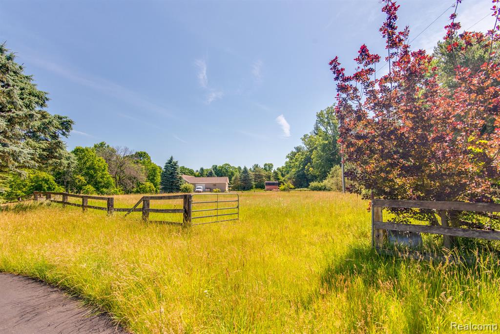 4090 PERRYVILLE Road, Ortonville, MI 48462 — Photo 4