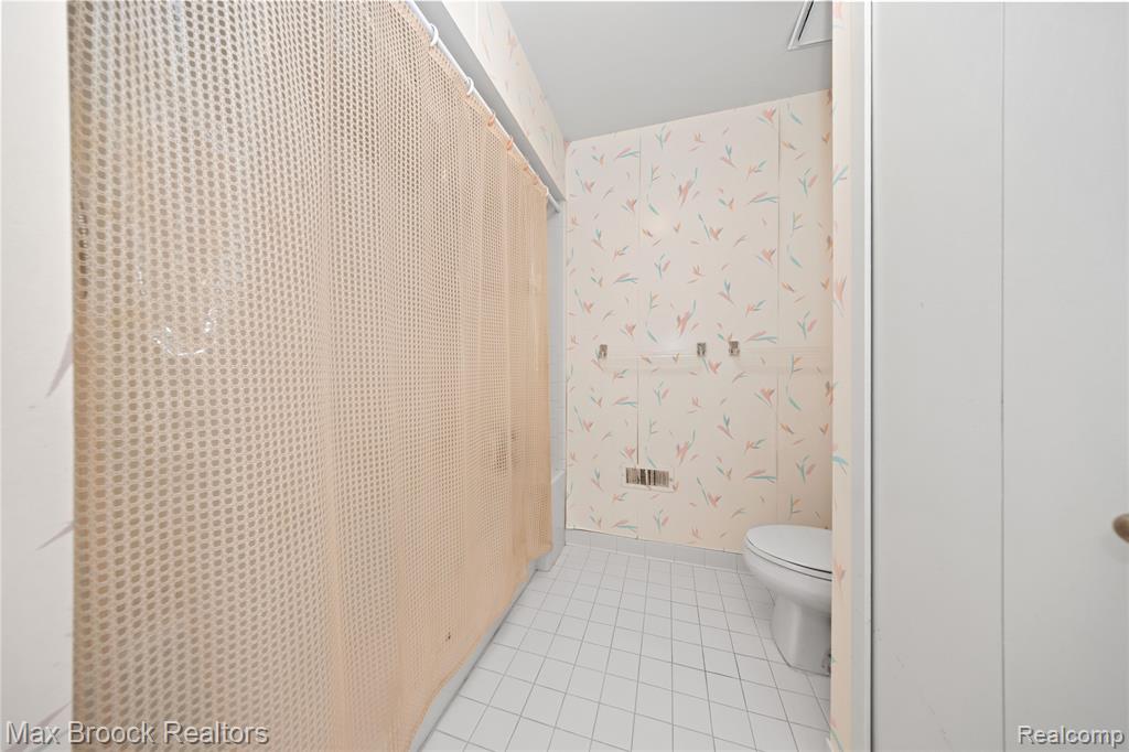 6684 Stonebridge E, West Bloomfield, MI — Photo 39