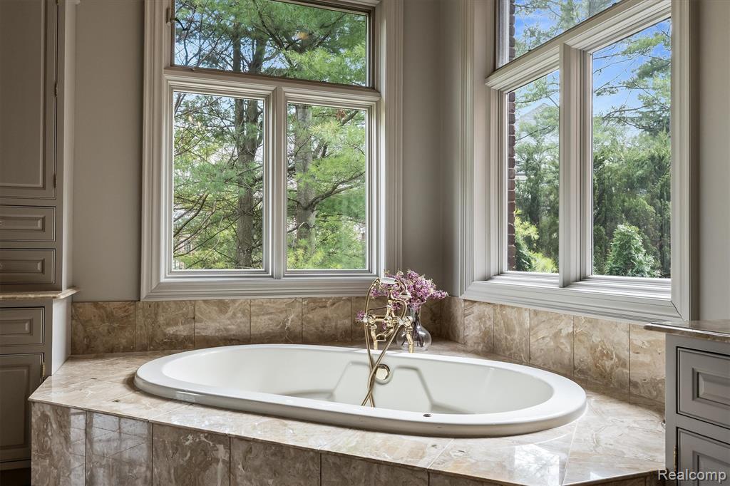 2370 Pond Vallee Drive, Oakland, MI — Photo 41