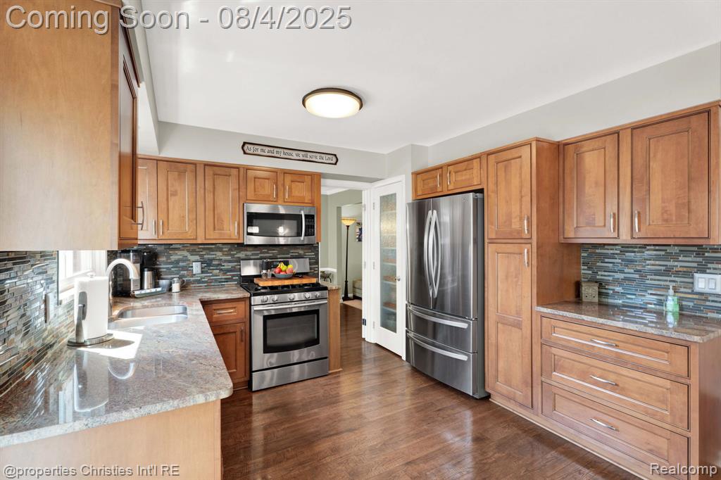 642 Whitney Drive, Rochester Hills, MI 48307 — Photo 11