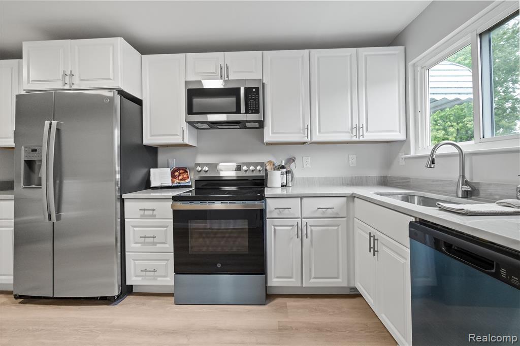 665 Stirling Street, Pontiac, MI 48340 — Photo 11