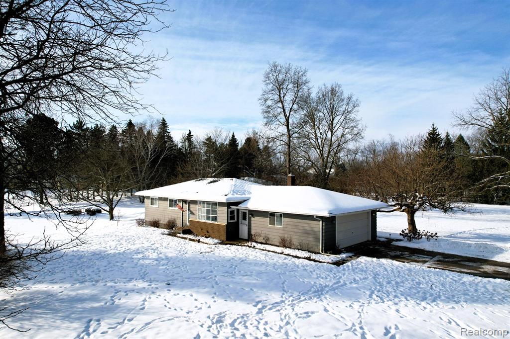 4852 MEADOWBROOK Lane, Lake Orion, MI — front exterior