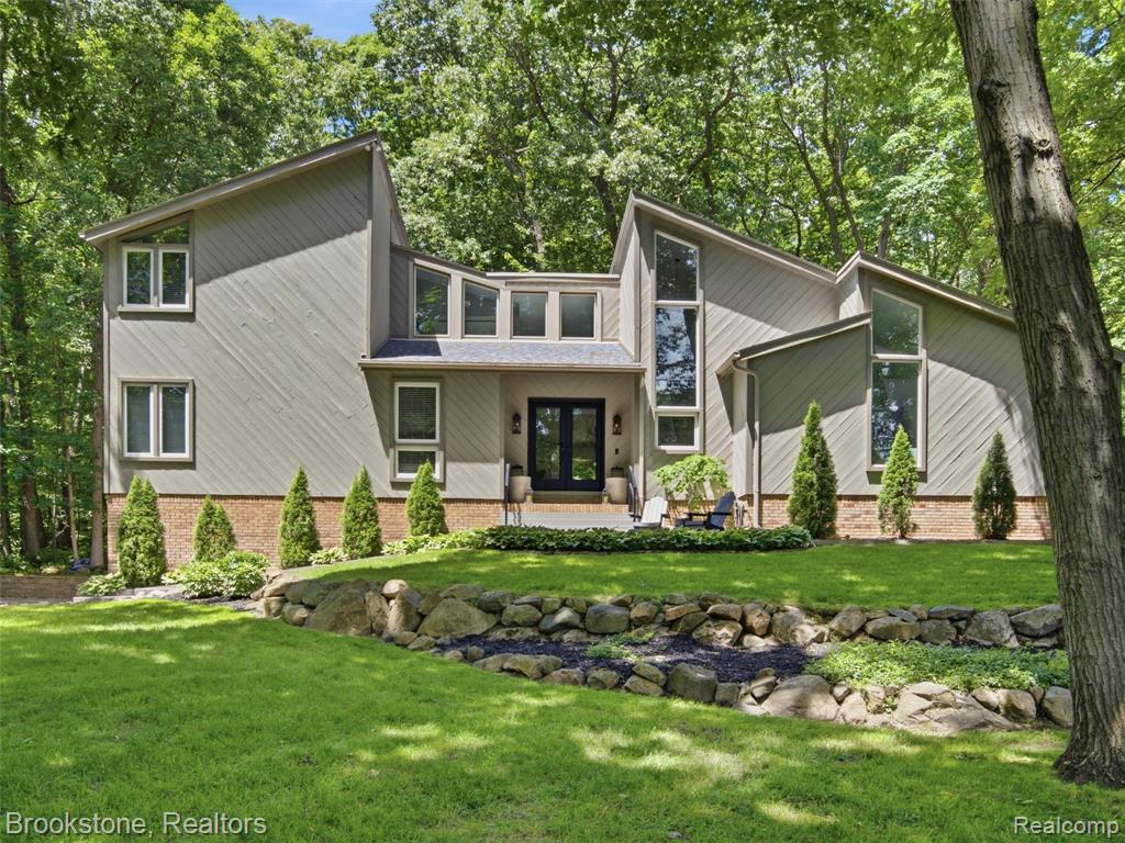 7450 Deerhill Drive, Clarkston, MI — Photo 2