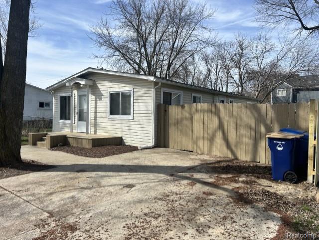 4024 Wenonah Lane, Waterford, MI 48328 — front exterior