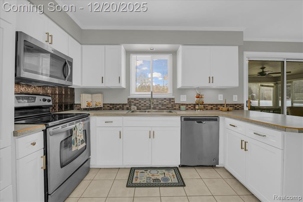 518 Charing Cross Drive, Grand Blanc, MI 48439 — Photo 12