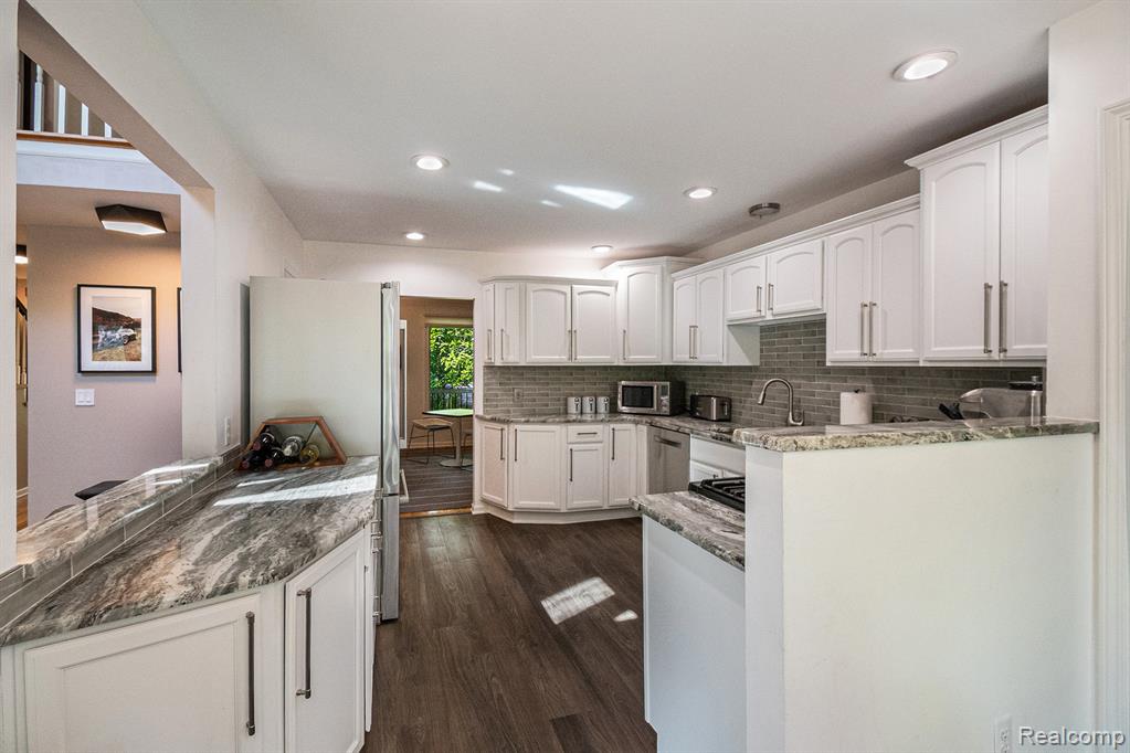 8315 Woodland Circle, Goodrich Vlg, MI — Photo 11