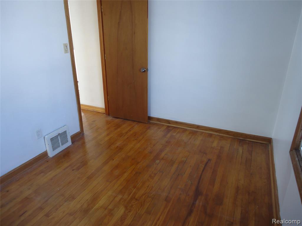829 HUDSON Street, Wyandotte, MI 48192 — Photo 13