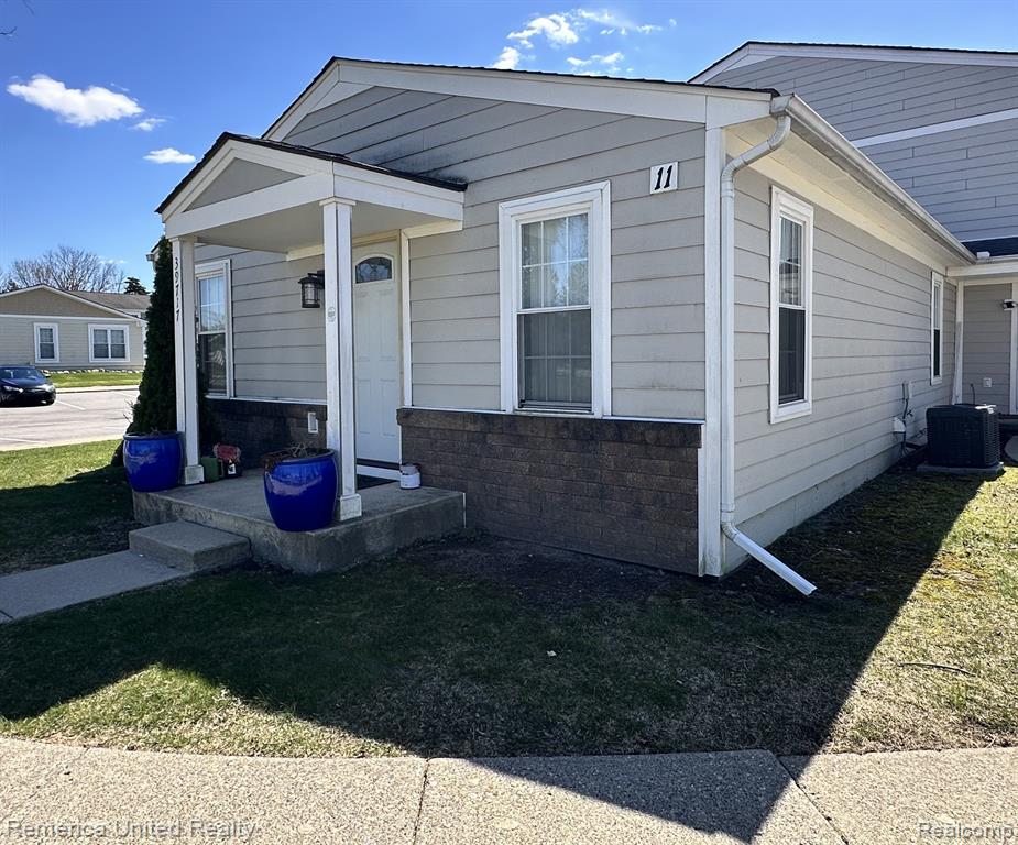 39717 VILLAGE WOOD Lane, Novi, MI — Photo 2
