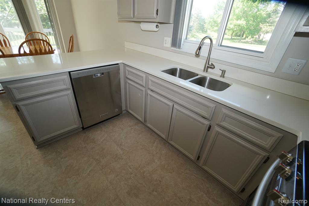 441 SANDALWOOD Drive, Rochester Hills, MI 48307 — Photo 12