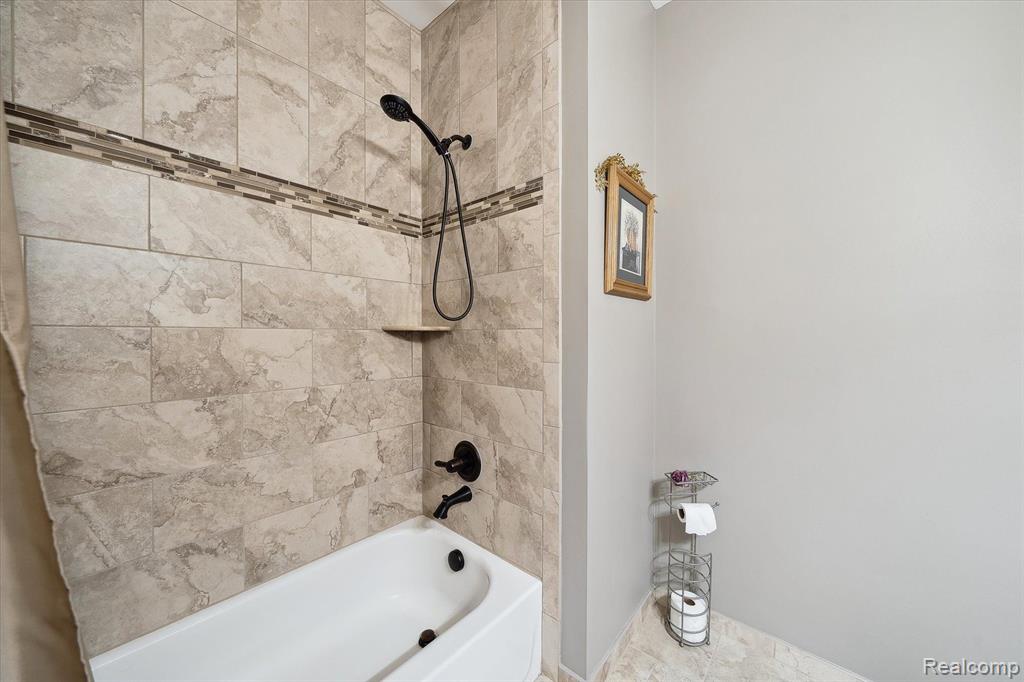 9566 KINGSWAY Circle, Clarkston, MI 48348 — Photo 34
