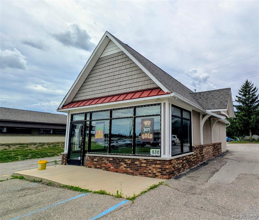 832 S Main Street, Lapeer, MI 48446 — Photo 2