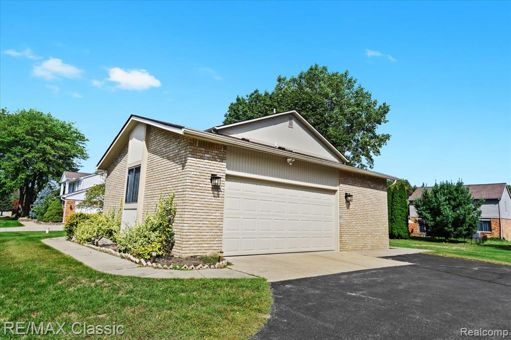 4432 Ravinewood Drive, Commerce Twp, MI 48382 — Photo 4
