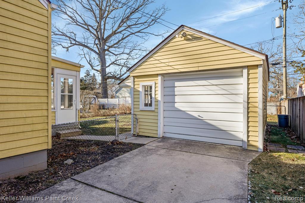 825 N ALTADENA Avenue, Royal Oak, MI 48067 — Photo 23