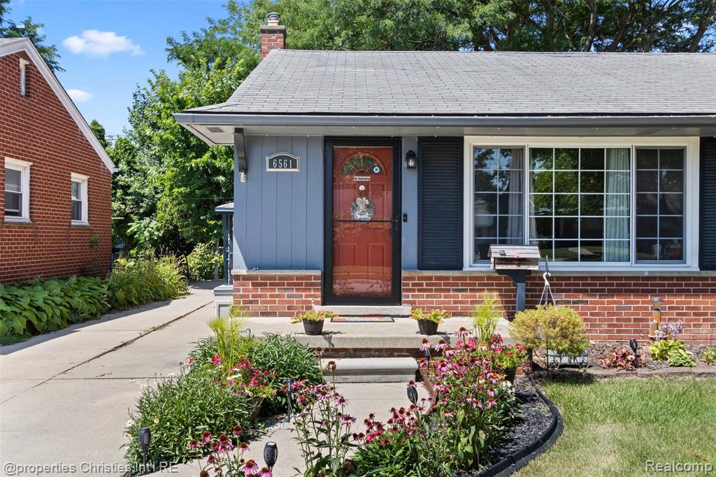 6561 Hawthorne Street, Garden City, MI — Photo 2