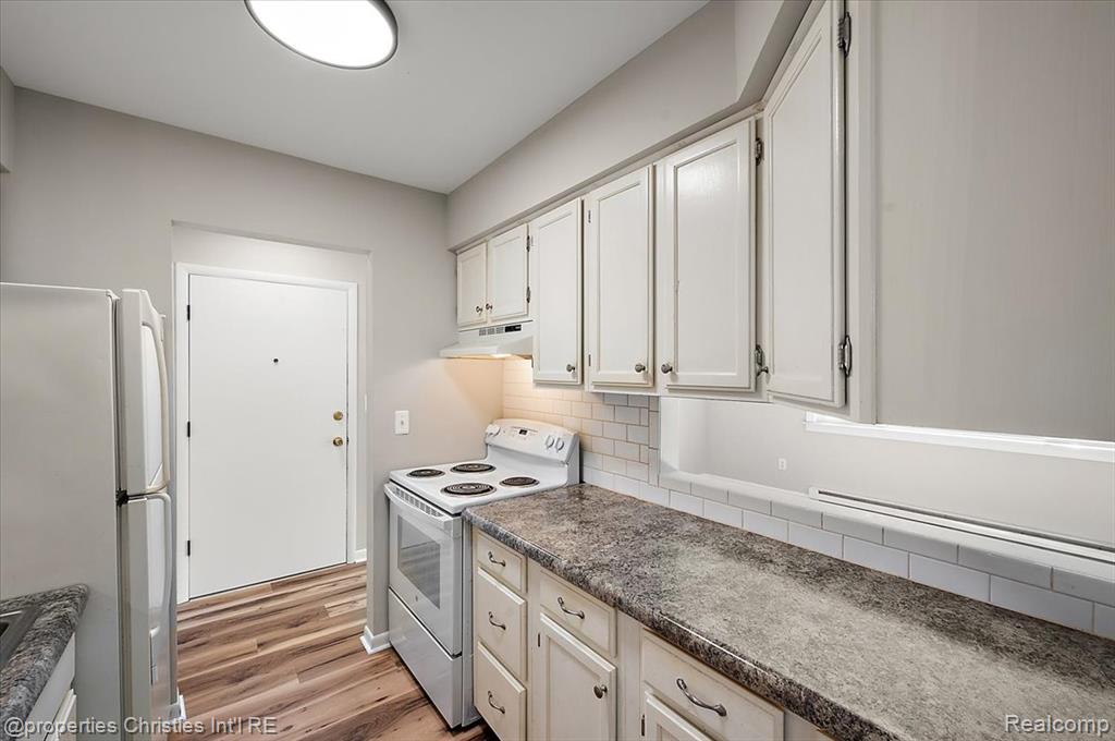 7040 Villa Drive, 2, Waterford, MI 48327 — Photo 11