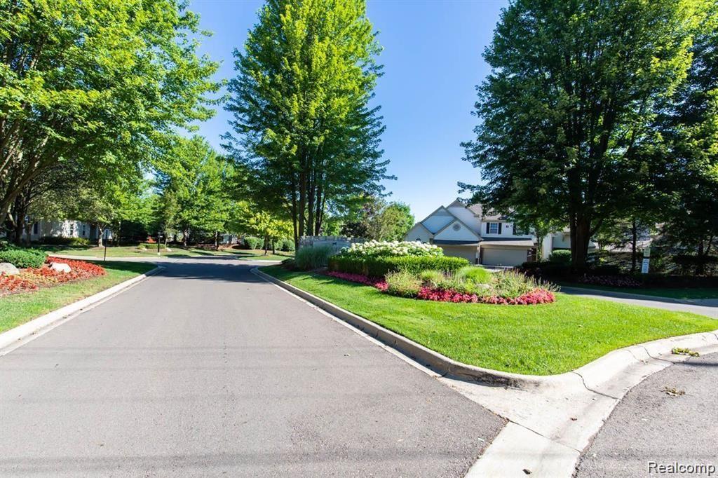 38492 SARATOGA Circle, Farmington Hills, MI 48331 — Photo 36