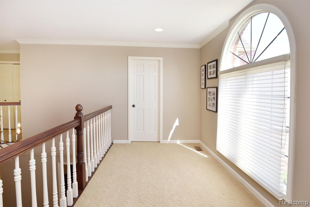 5687 GREENHILL Drive, Troy, MI 48098 — Photo 34