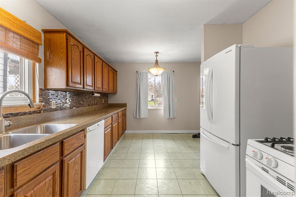 4928 RAYMOND Avenue, Dearborn Heights, MI 48125 — Photo 12