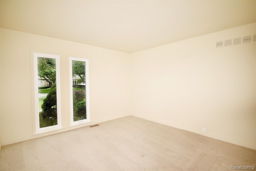 5132 WOODLANDS Lane, Bloomfield Hills, MI 48302 — Photo 24