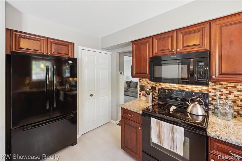 870 Chatham Drive, Milford, MI 48381 — Photo 22