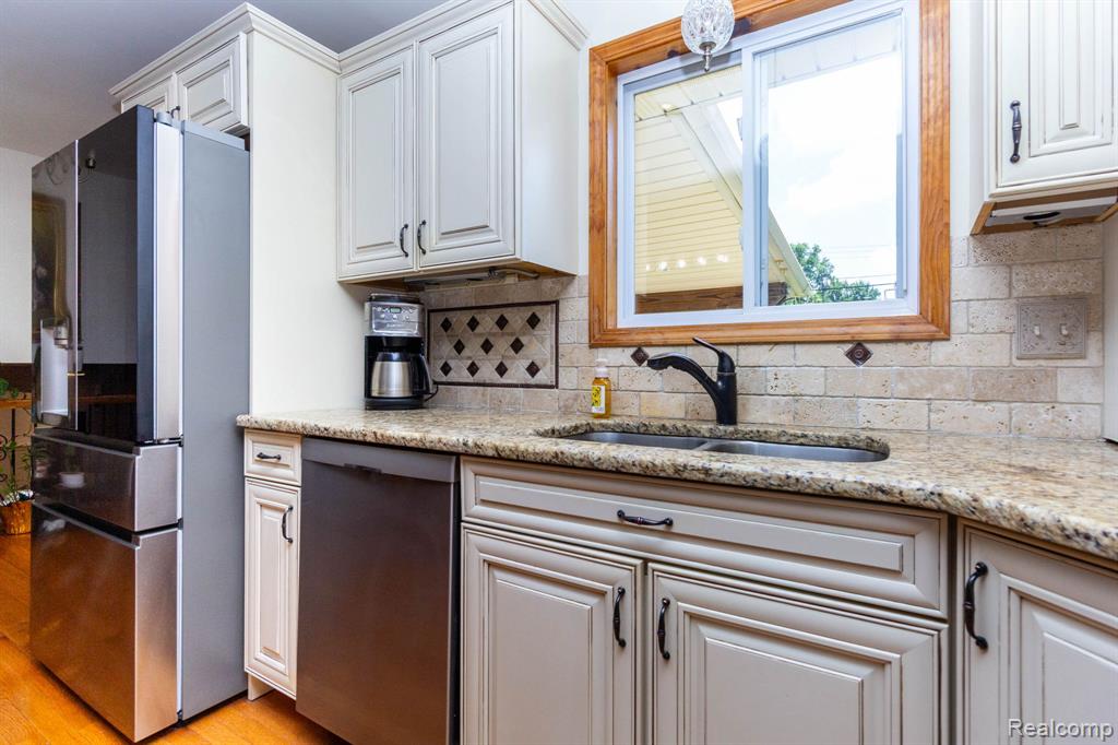 6345 Lanman Drive, Waterford, MI 48329 — Photo 12