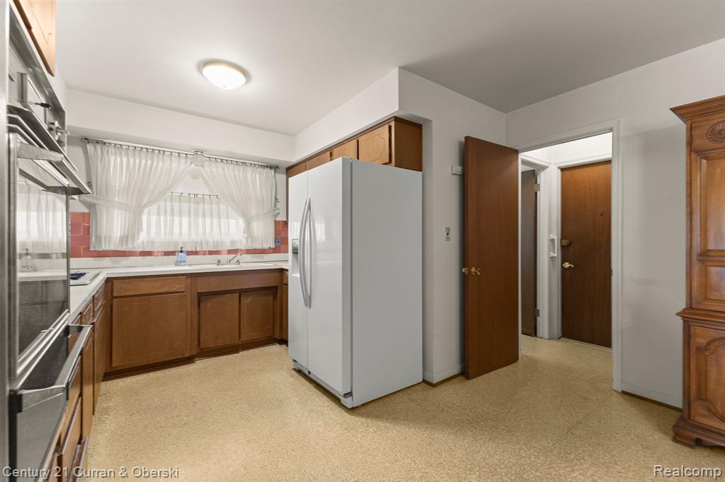 716 N CHARLESWORTH Street, Dearborn Heights, MI 48127 — Photo 18
