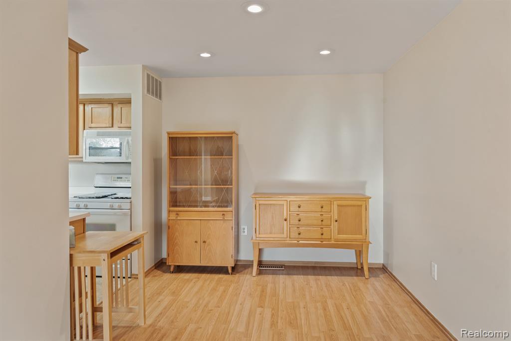 39727 VILLAGE WOOD Lane, Novi, MI — Photo 9