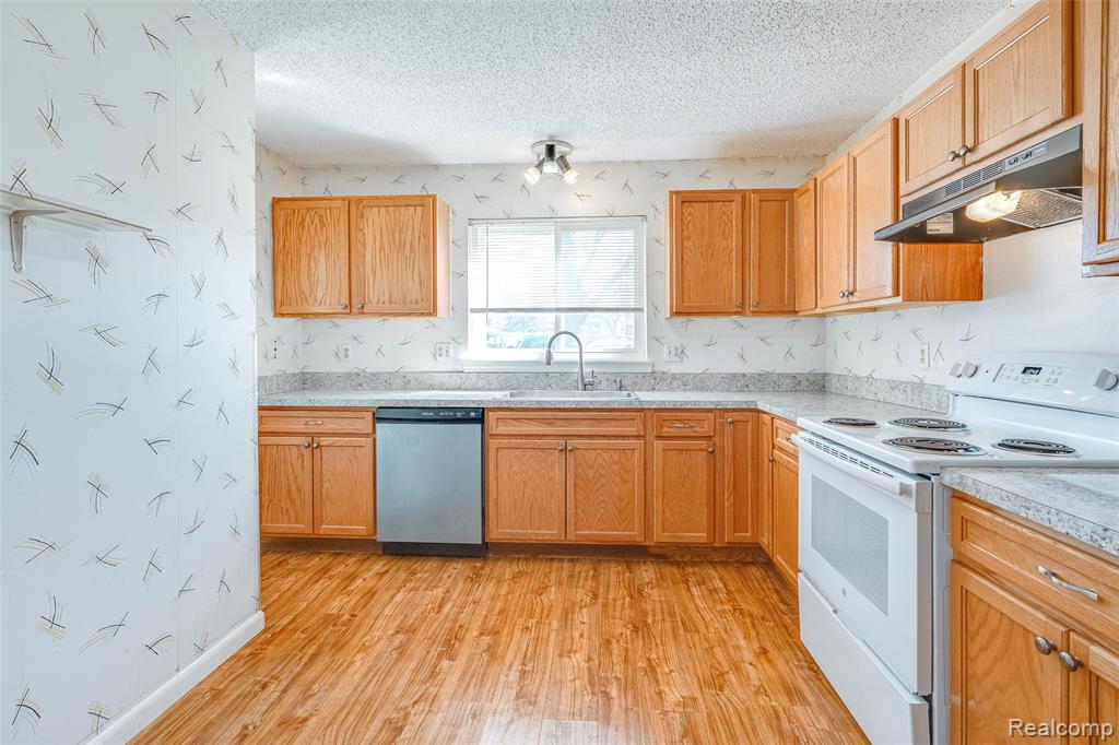 27845 Berrywood Lane, Farmington, MI 48334 — Photo 8