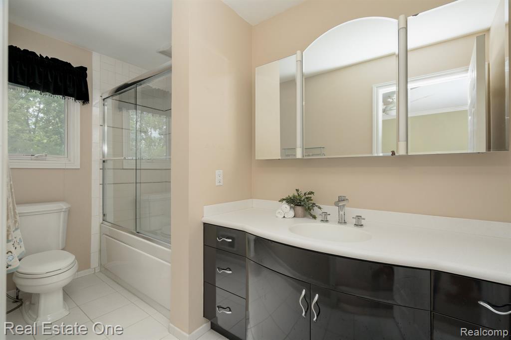 6120 EVANSWOOD Road, Troy, MI, 48085