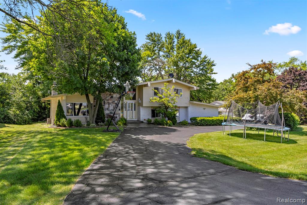5589 Pembury, West Bloomfield, MI — Photo 5