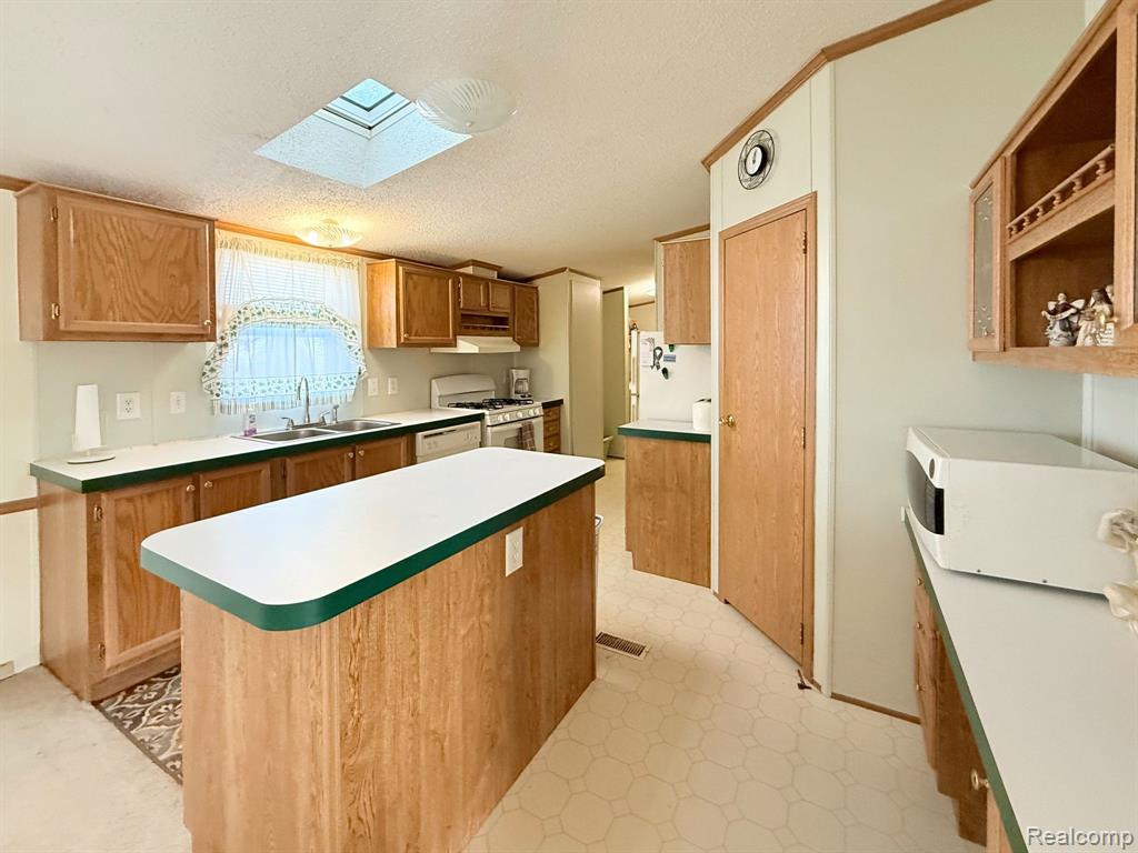 8737 Daniel Drive, Newport, MI 48166 — Photo 6