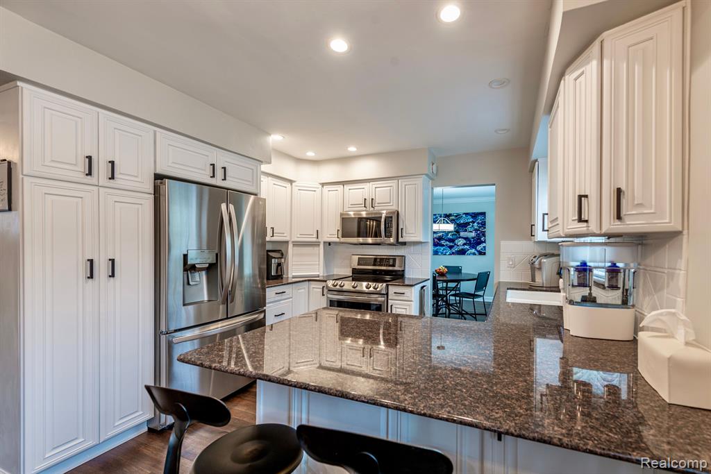 895 S GLENHURST Drive, Birmingham, MI 48009 — Photo 2