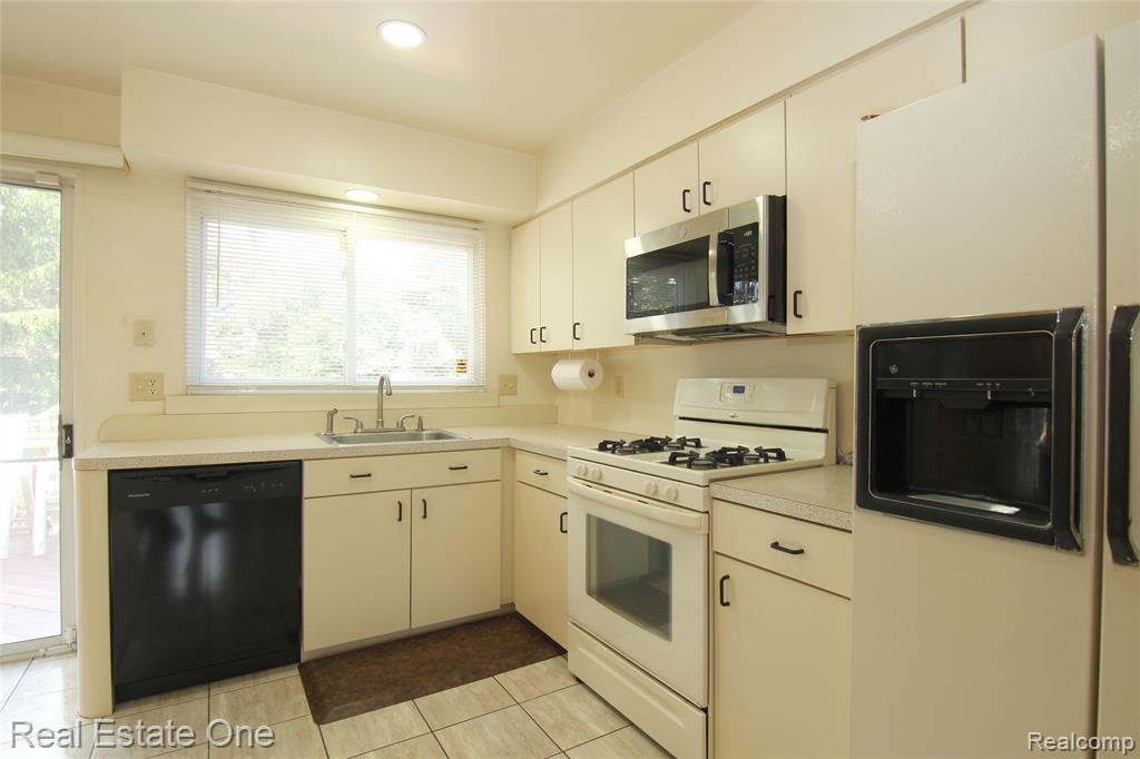 5590 GREENBRIAR Drive, West Bloomfield, MI — Photo 14