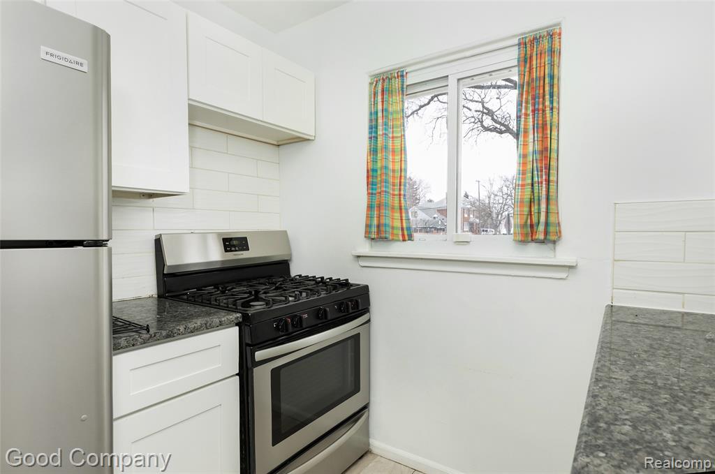 20747 Caledonia Avenue, Hazel Park, MI 48030 — Photo 9