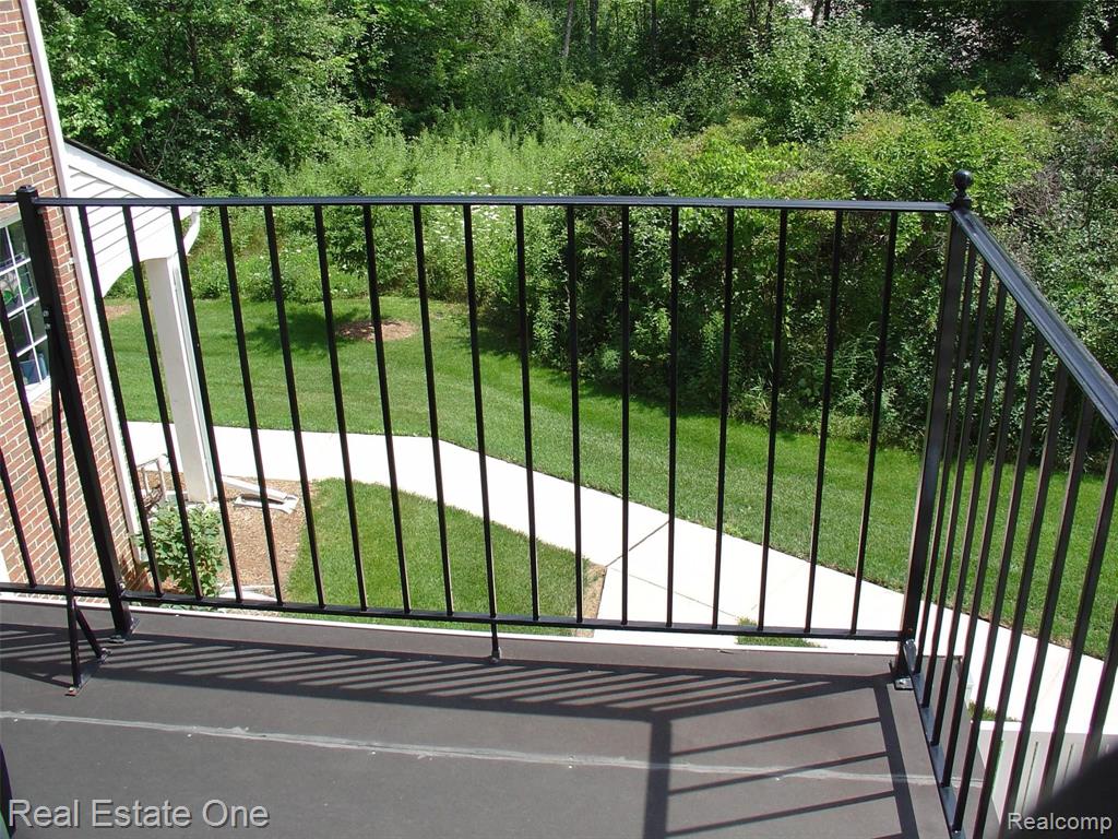 700 AMBERLY DR UNIT B, Waterford, MI 48328 — Photo 12