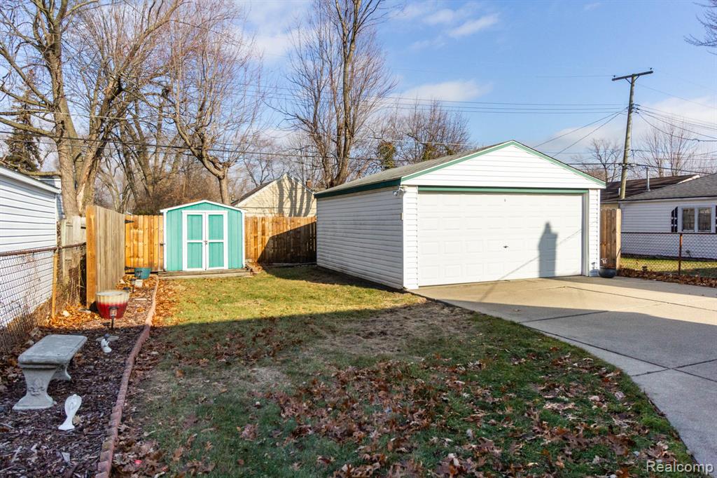 20927 Hawthorne Street, Harper Woods, MI 48225 — Photo 17