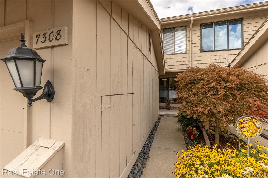 7308 Creek View Circle, West Bloomfield, MI — Photo 2