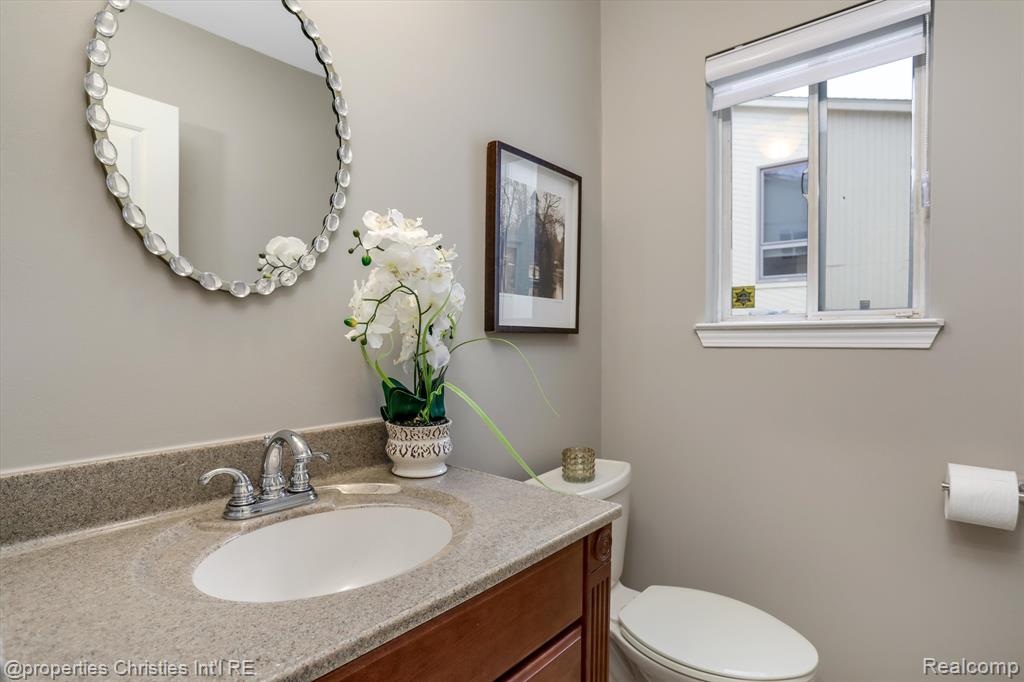 5896 NANEVA Court, West Bloomfield, MI — Photo 27