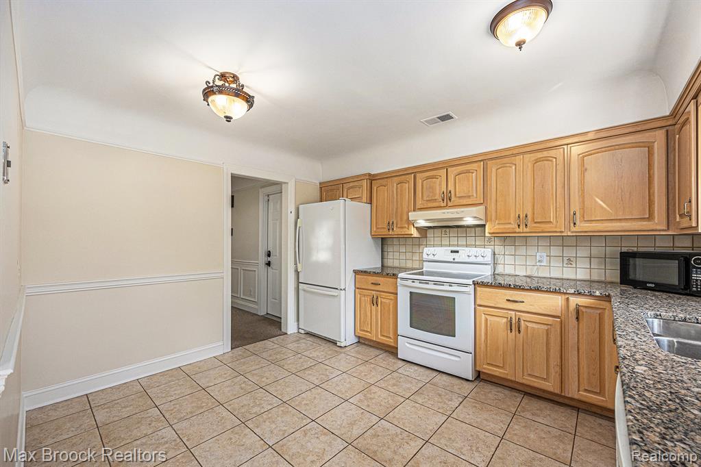 60 E Hurst Drive, Troy, MI 48085 — Photo 7