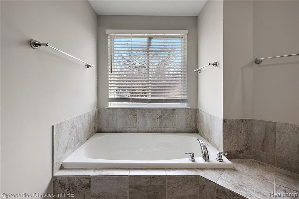 6510 Leigh Hollow Road, West Bloomfield, MI — Photo 23
