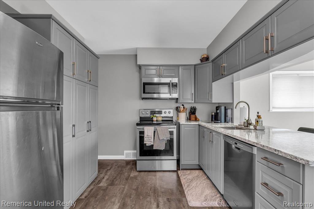 4240 Mandalay Avenue, Royal Oak, MI 48073 — Photo 7
