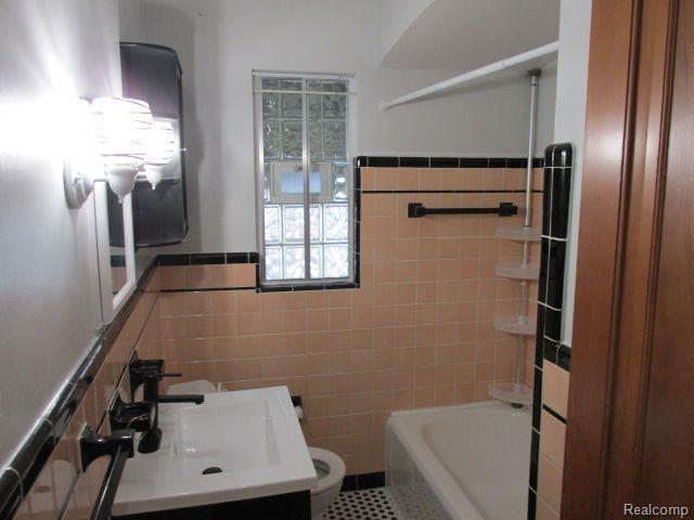 1915 LANCASTER Street, Grosse Pointe Woods, MI 48236 — Photo 9