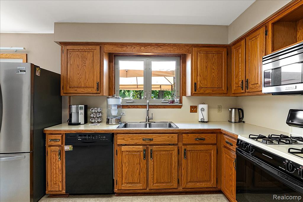 5242 Mansfield Avenue, Sterling Heights, MI 48310 — Photo 14