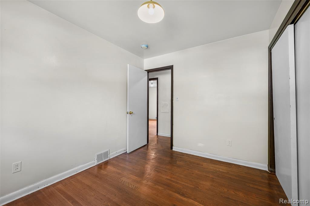 8630 N Evangeline Street, Dearborn Heights, MI 48127 — Photo 18