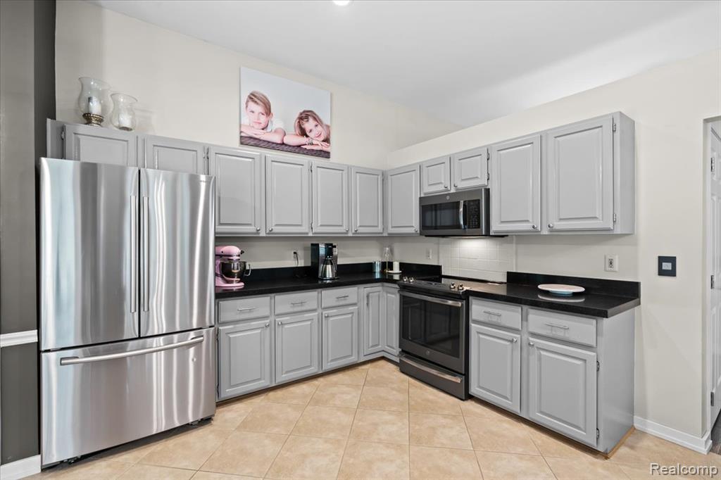 657 WOODSIDE Drive, Milford, MI 48381 — Photo 12